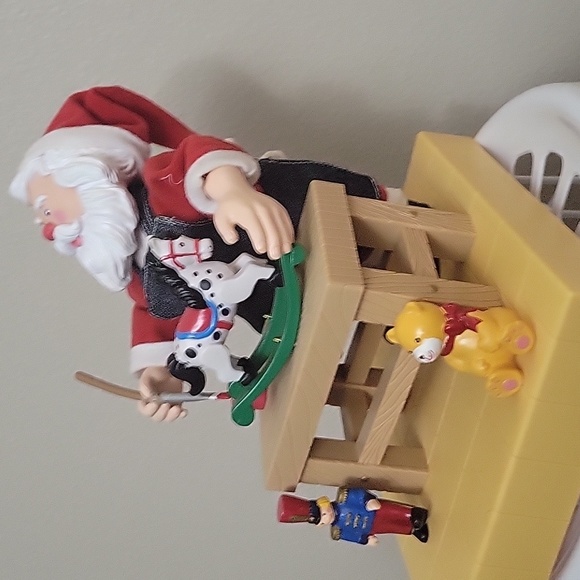 RARE! HARD TO FIND 1994 MR CHRISTMAS SANTA AT HIS WORK BENCH - Picture 3 of 17